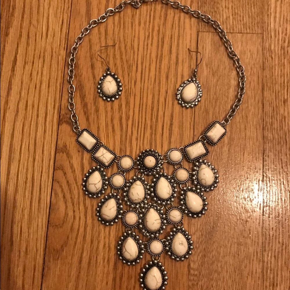 🎈4/$20- Cream and silver tone statement necklace and earrings set